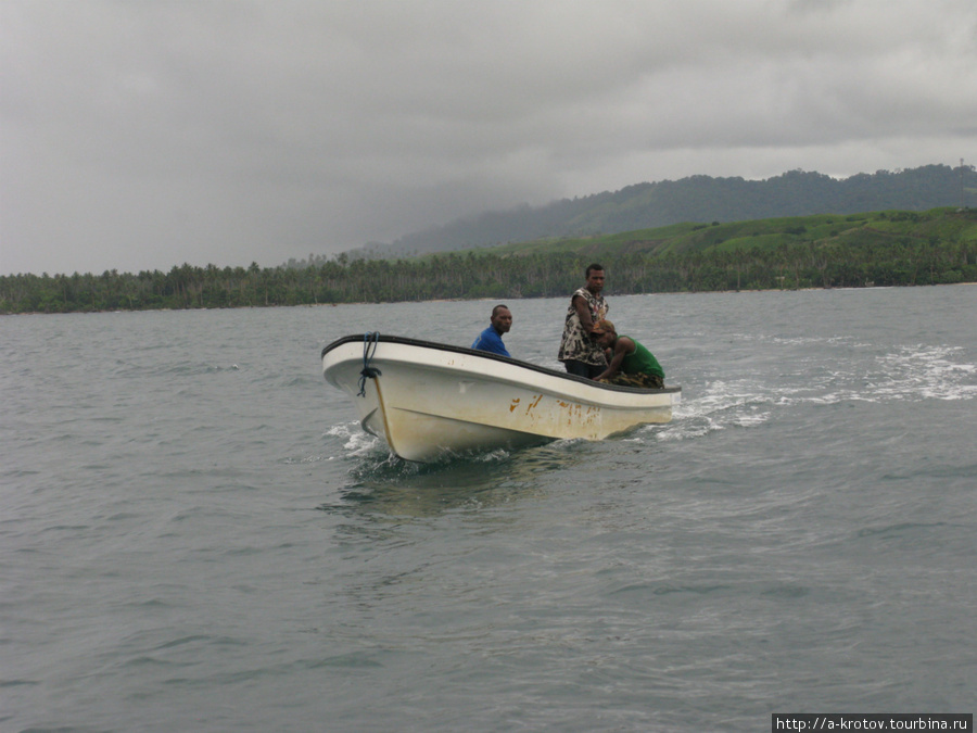 Так выглядят моторные лодки, совершающие регулярные рейсы между двумя провинциями (провинции не соединены дорогой, поэтому и плыть приходится) Богия, Папуа-Новая Гвинея