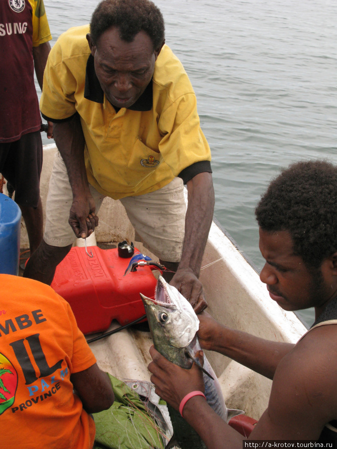 По дороге обитатели лодки ловят рыбу — вполне успешно Богия, Папуа-Новая Гвинея