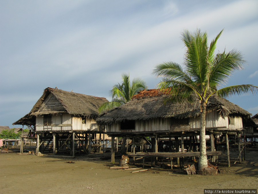 Рыбацкая бедная деревня Кауп в районе реки Сепик Провинция Восточный Сепик, Папуа-Новая Гвинея