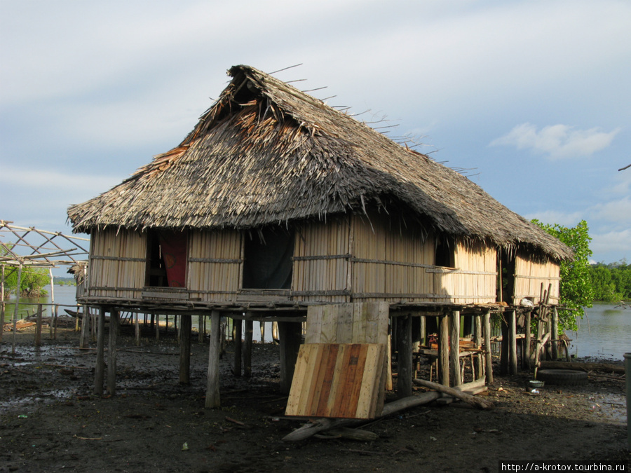 Рыбацкая бедная деревня Кауп в районе реки Сепик Провинция Восточный Сепик, Папуа-Новая Гвинея