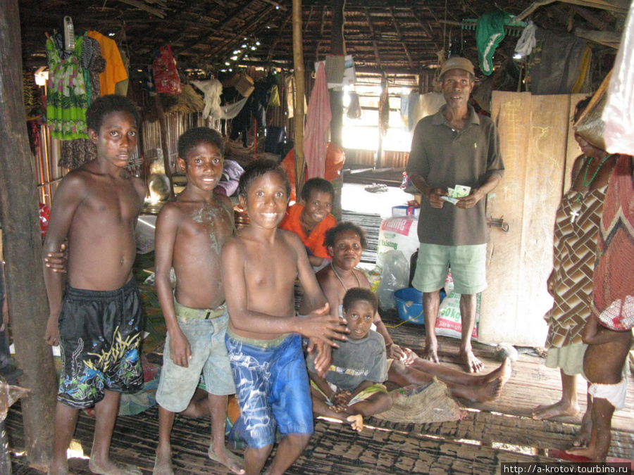 Этот дом работает в режиме ларька — хозяева продают консервы и бич-пакеты и рис редким людям, у которых завелись деньги Провинция Восточный Сепик, Папуа-Новая Гвинея