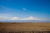 Арарат (тур. Ağrı Dağı, арм. Արարատ, курд. Çîyaye Agirî) — самая высокая гора в мире по относительной высоте (расстояние большей горы от подножия до вершины составляет 4365 м), наивысшая точка Армянского нагорья и Турции. Арарат является действующим вулканом, последнее его извержение было зафиксиравано в 1840 году. Гора состоит из двух слившихся основаниями гор: Большой и Малый Арарат.
Высота Большого Арарата над уровнем моря составляет 5 137 м, Малого — 3 927 м. Горы расположены в 11 километрах друг от друга, расстояние между их вершинами составляет 25 км. (Википедия).