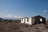 Немного о пейзаже, находящемся между Араратом и Арменией. По большей части – это засушенные поля. Ближе к Арарату начинается огороженная проволокой зона, по всей видимости, принадлежащая военной базе. Здесь очень мало домов. Около половины из них – заброшенные. Иногда встречаются заселенные дома, но, как правило, их не так много. В сторону Армении видны иногда пограничные вышки, иногда встречаются БТР.