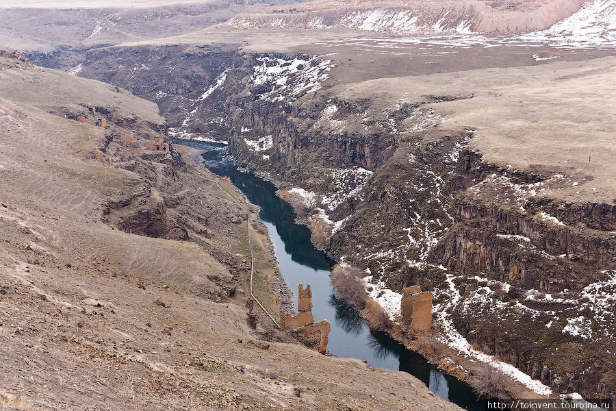 По реке проходит армянско-турецкая границы. Все мосты давно разрушены, а вдоль берега растянулась колючая проволока. Слева – Турция, справа — Армения. Восточная Анатолия, Турция