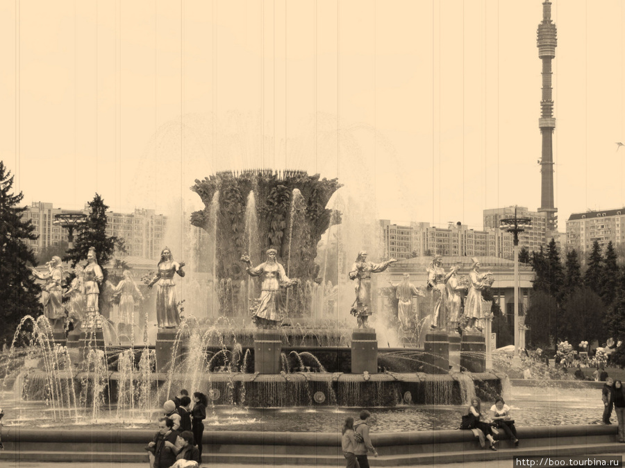 К майским праздникам подновили фонтан Дружба Народов — один из красивейших фонтанов.
А вот Каменный Цветок всё ещё закрыт на реконструкцию. Москва, Россия