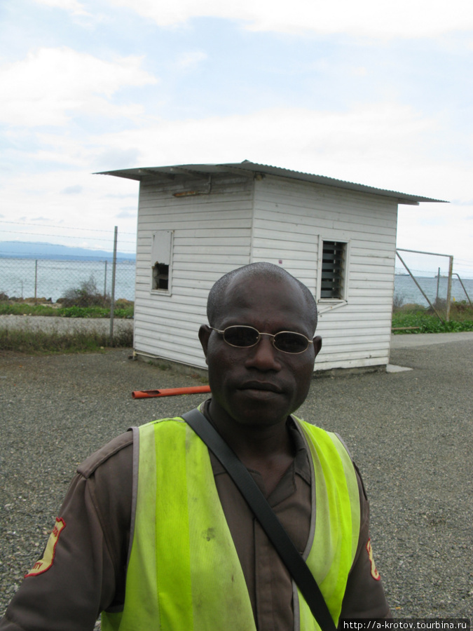 Охранник Вевакского порта Провинция Маданг, Папуа-Новая Гвинея