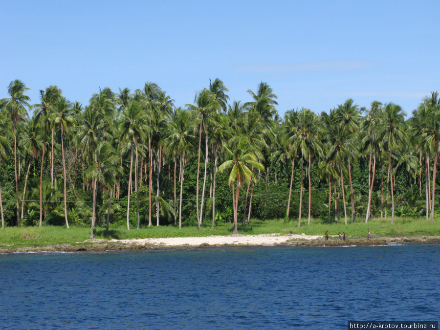 Пароход идёт вдоль берега, и берег виден — иногда довольно близко Провинция Маданг, Папуа-Новая Гвинея