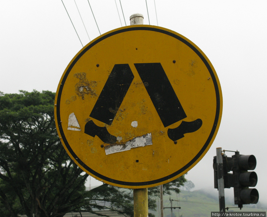 На дорожном знаке наисованы именно ботинки, а не босые ноги и не шлёпанцы. Папуа-Новая Гвинея
