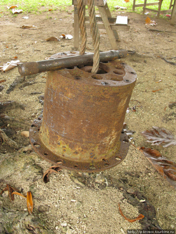Школьные звонки бывают разные — баллоны, старые снаряды, железяки, деревянные барабаны.... Папуа-Новая Гвинея