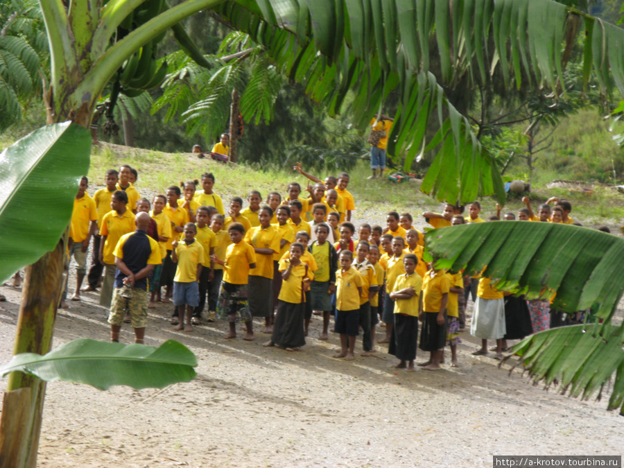 Перед началом занятий школьники выстраиваются на улице (в хорошую погоду) ... Папуа-Новая Гвинея