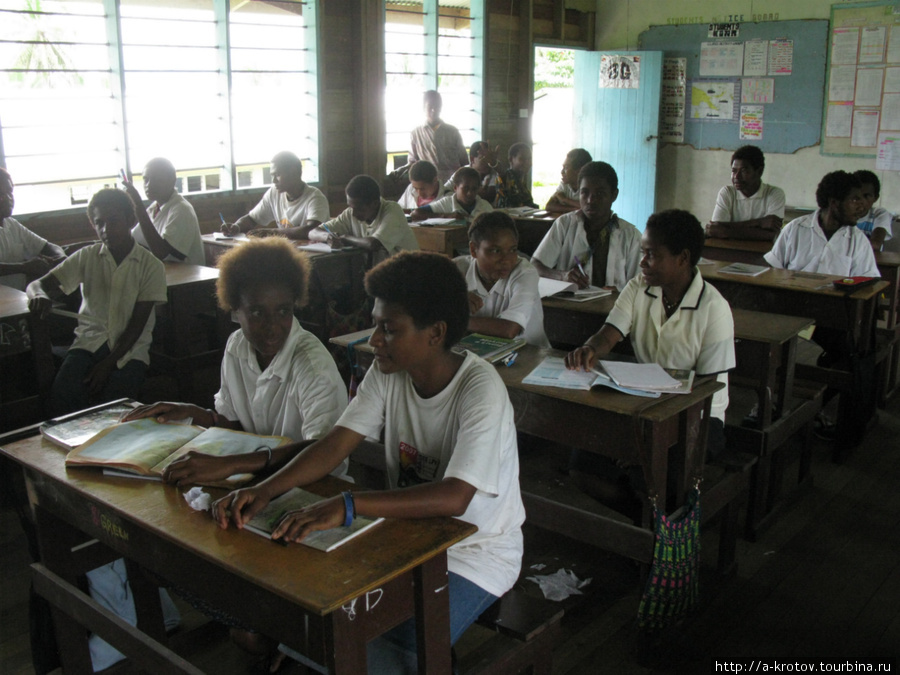 Дети на уроке Папуа-Новая Гвинея