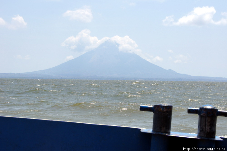 Вид с парома на остров Ометепе Остров Ометепе, Никарагуа