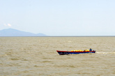 Лодка пересекает бурные воды озера Никарагуа