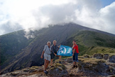 С флагом Турбины на пути к вершине вулкана Консепсьон