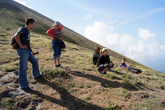 Туристы на привале на полпути к вершине вулкана Консепсьон