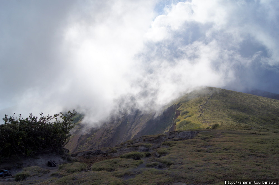 Вершина скрывается в облаке Остров Ометепе, Никарагуа
