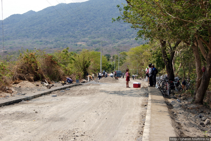 Идет строительство дороги на острове Ометепе Остров Ометепе, Никарагуа