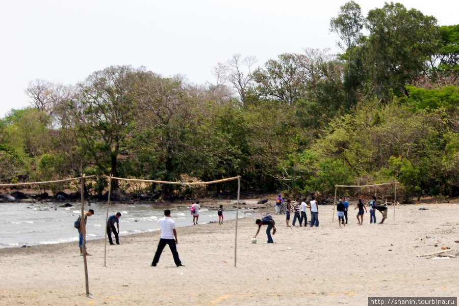 Волейбол на берегу озера Никарагуа Остров Ометепе, Никарагуа