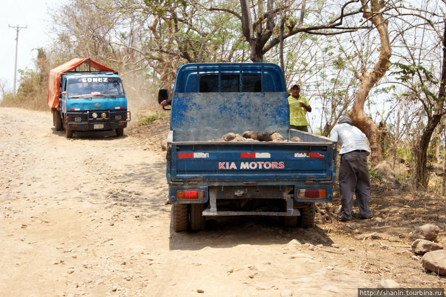 Грузовики на дороге Остров Ометепе, Никарагуа