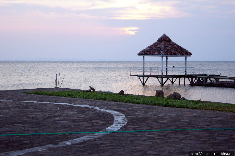 На берегу озера Никарагуа в Сан-Рамоне Сан-Рамон, остров Ометепе, Никарагуа