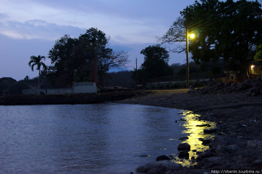 Ночь на берегу озера Никарагуа Сан-Рамон, остров Ометепе, Никарагуа