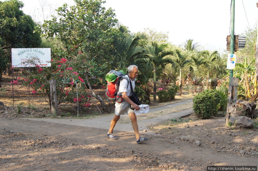 Бэкпакер на дороге в Мериду Остров Ометепе, Никарагуа