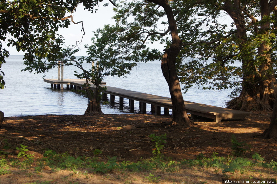 Пирс на озере на окраине Мериды Остров Ометепе, Никарагуа