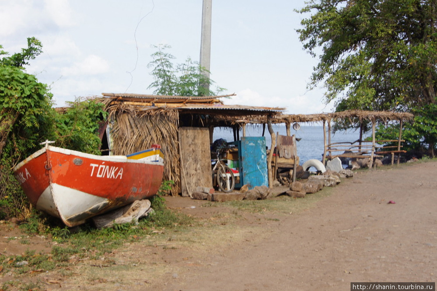 На берегу озера в Мериде Остров Ометепе, Никарагуа