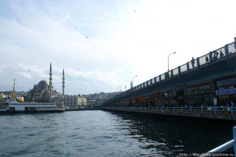 под Галатским мостом Стамбул, Турция