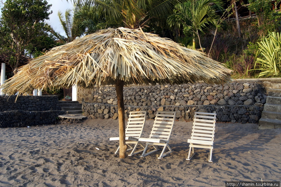 Зонтик на пляже Санто Доминго Остров Ометепе, Никарагуа