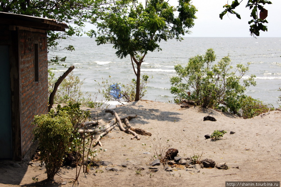На берегу озера в Рио Истиам Остров Ометепе, Никарагуа