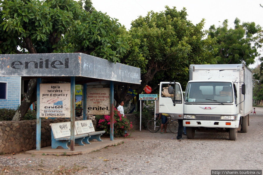 Автолавка у автобусной остановки Остров Ометепе, Никарагуа