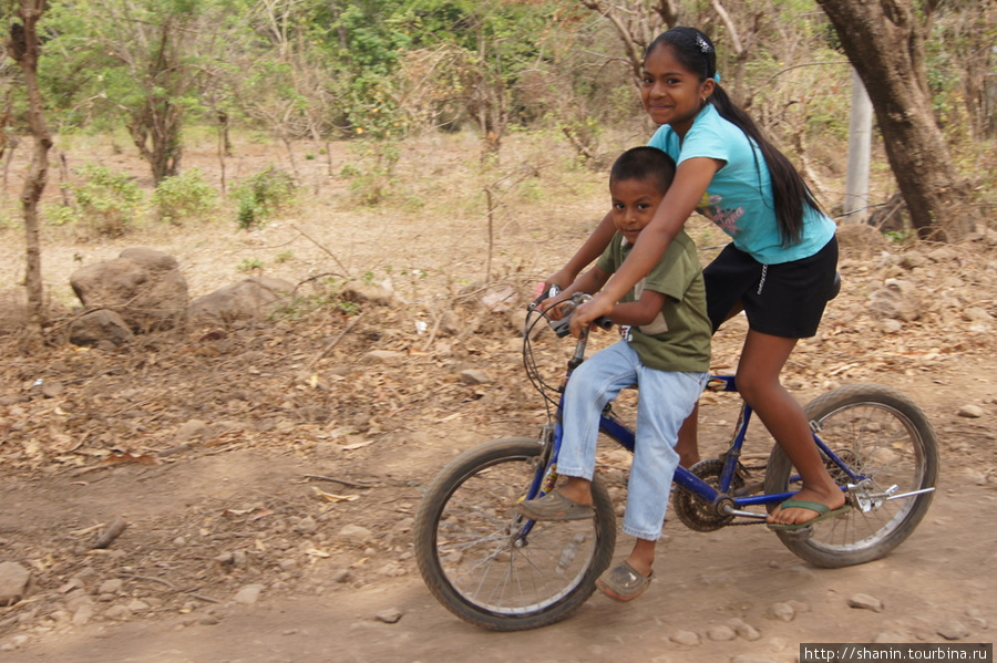Двое на велосипеде Остров Ометепе, Никарагуа