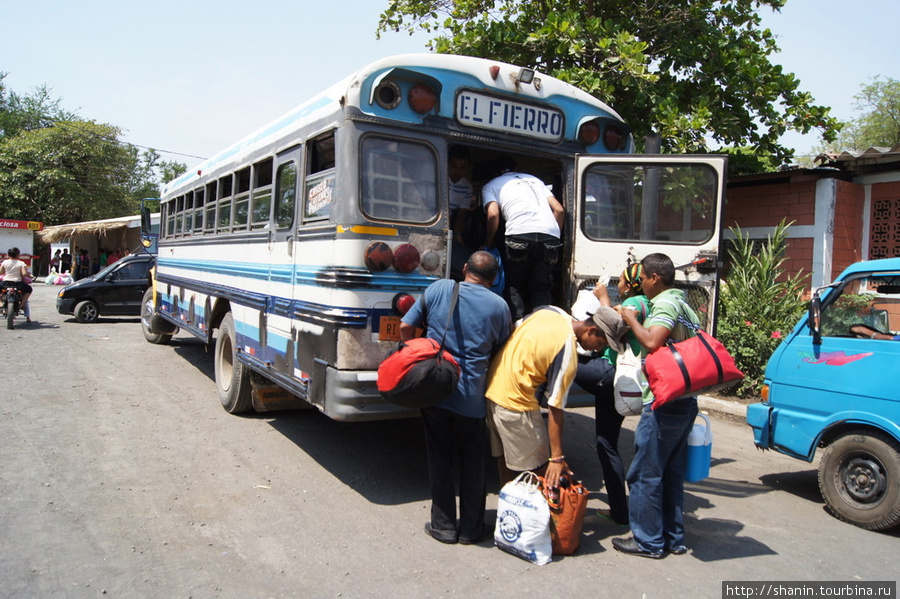 Выгрузка из автобуса в Моягальпе у паромной пристани — все дороги ведут сюда Остров Ометепе, Никарагуа