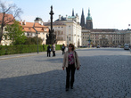Градчанская площадь.На заднем плане слева чумной столб со статуей Девы Марии,окружённой покровителями чешских земель.