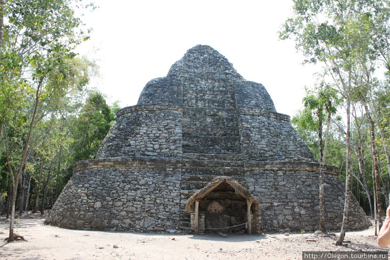 Овальная пирамида La Iglesia Коба, Мексика