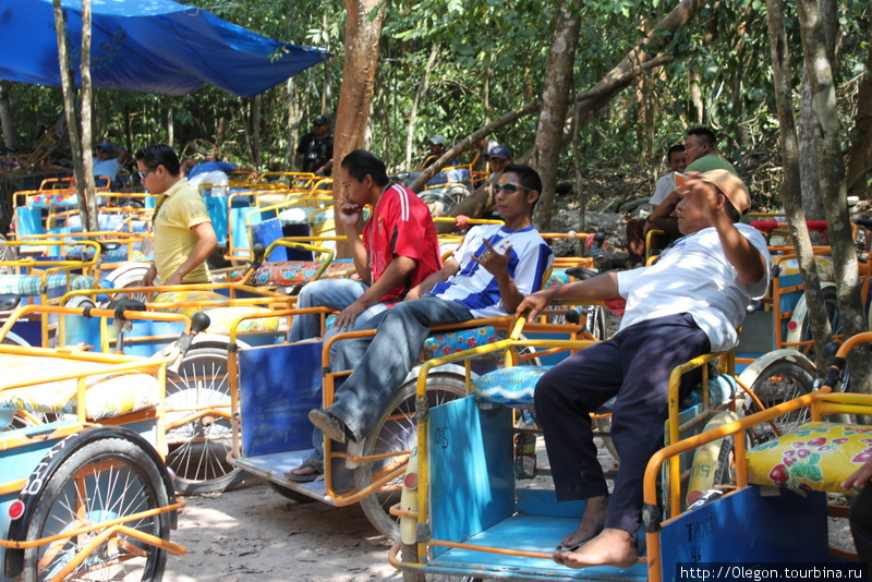 Рикши на работе, в ожидании туристов Коба, Мексика