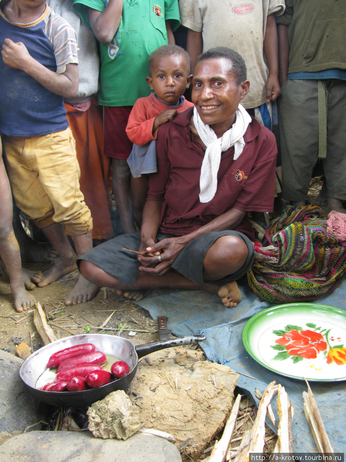 Тут жарят и продают сосиски Кундиава, Папуа-Новая Гвинея