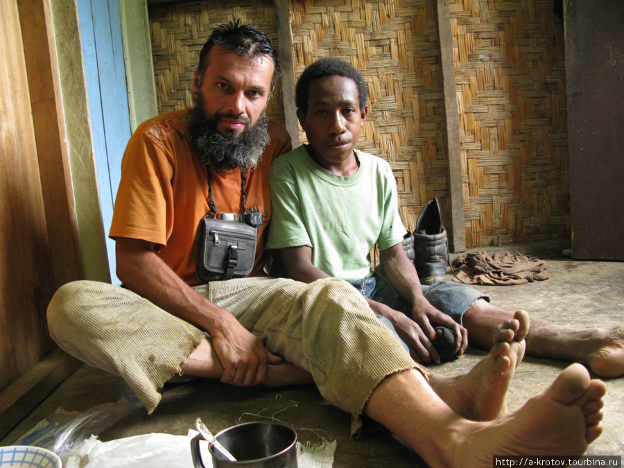 А.Кротов и Халид, 14-летний обитатель Карлы Марлы Провинция Симбу, Папуа-Новая Гвинея