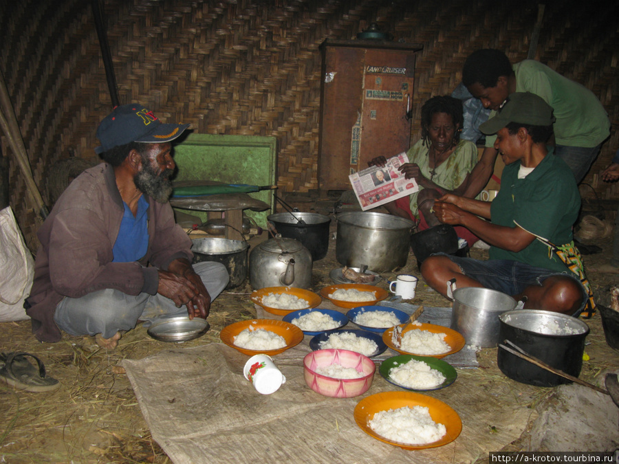 Я приобрёл 2 кило риса, консервы и бич-пакеты, и организуется папуасский пир Провинция Симбу, Папуа-Новая Гвинея