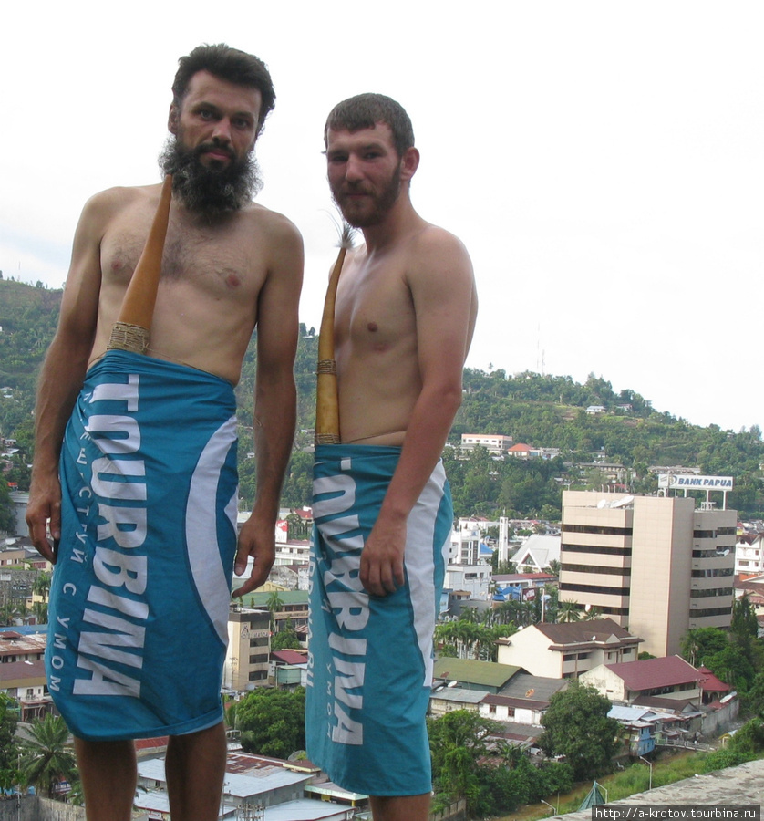 Антон Кротов и Александр Потоцкий, нарядившись в флаги Турбины.ру, меряются котеками в Джайпуре Джайпура, Индонезия