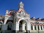 Вокзал очень похож на теремок из русской сказки