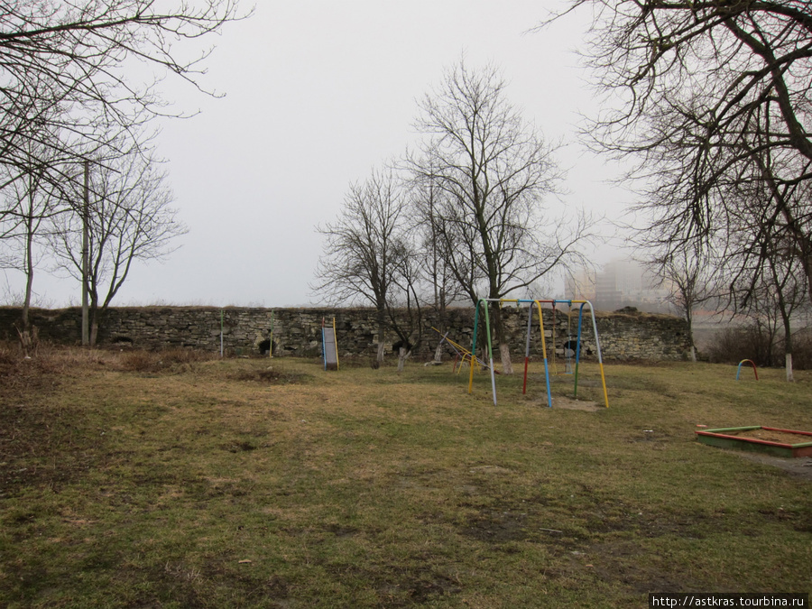 детская площадка и крепостная стена Каменец-Подольский, Украина