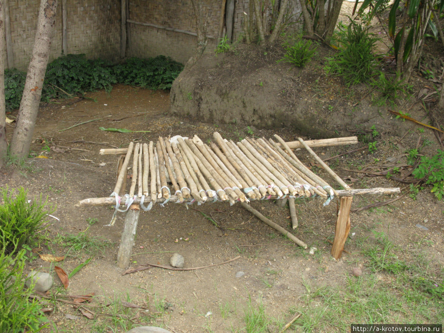 Около дома можно и скамейку построить Папуа-Новая Гвинея