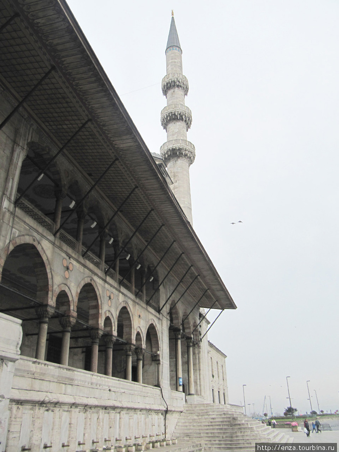 Один из двух минаретов Новой мечети Стамбул, Турция
