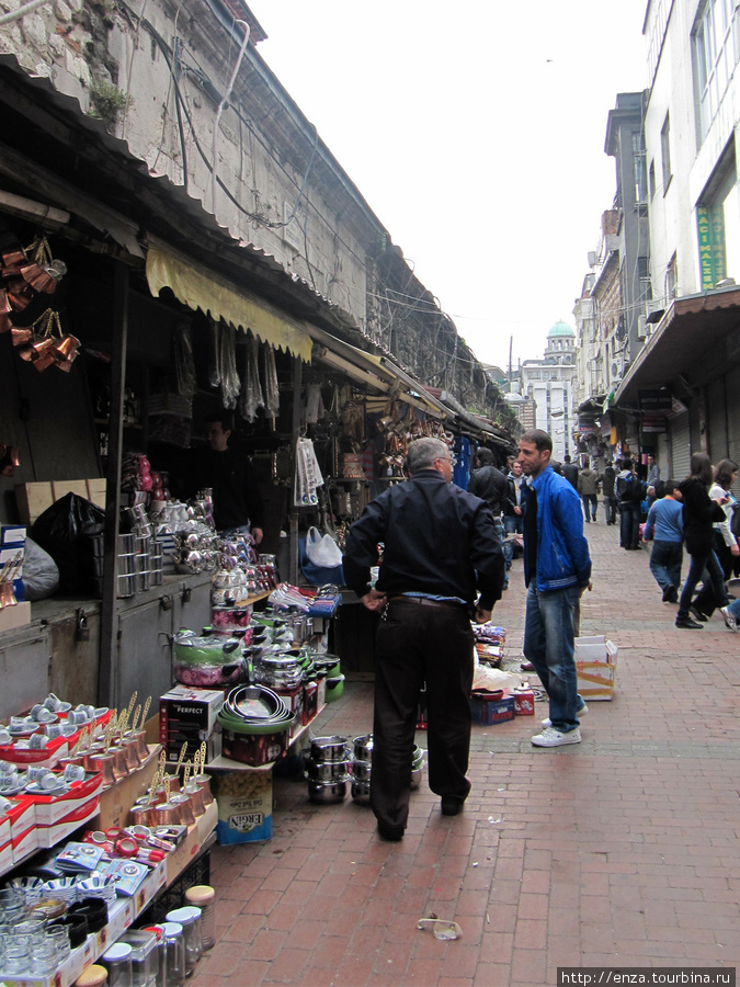 Торговые ряды за Египетским базаром Стамбул, Турция