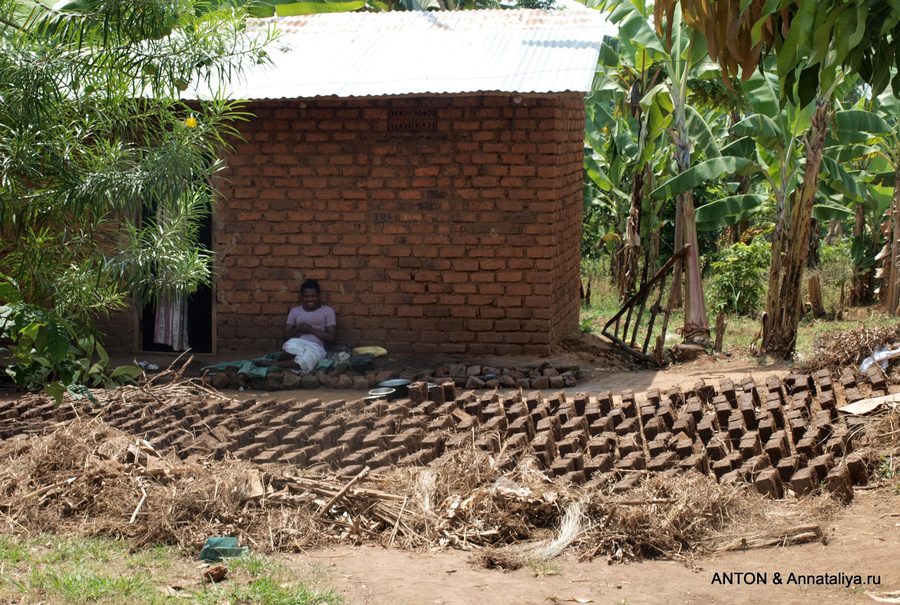 Заготовка кирпичей для строитльства Мбале, Уганда