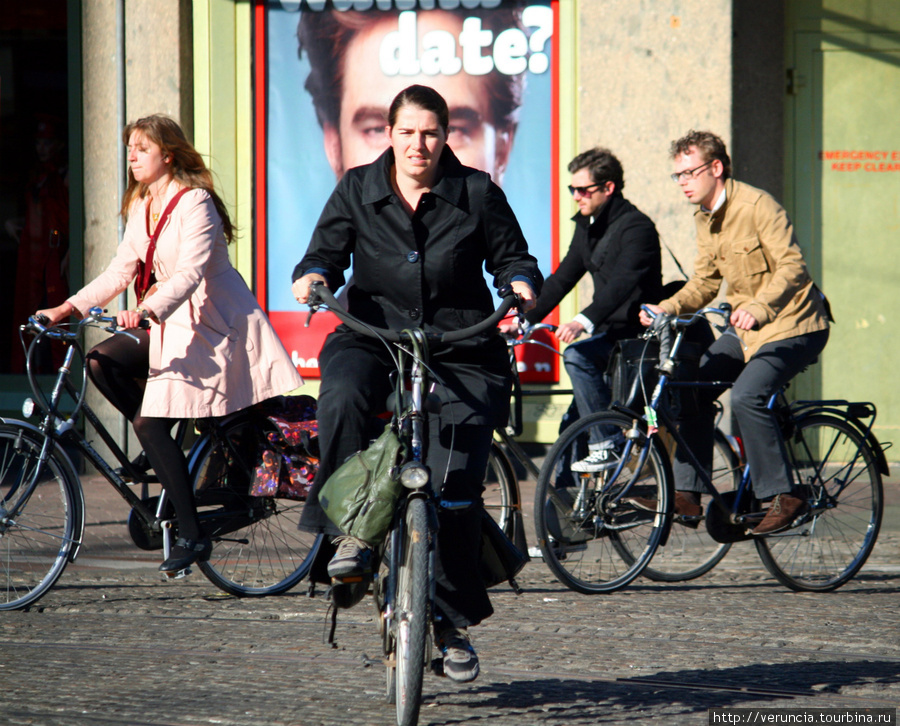 Площадь Дам – удобная площадка для того, чтобы понаблюдать за многочисленными велосипедистами. Амстердам, Нидерланды