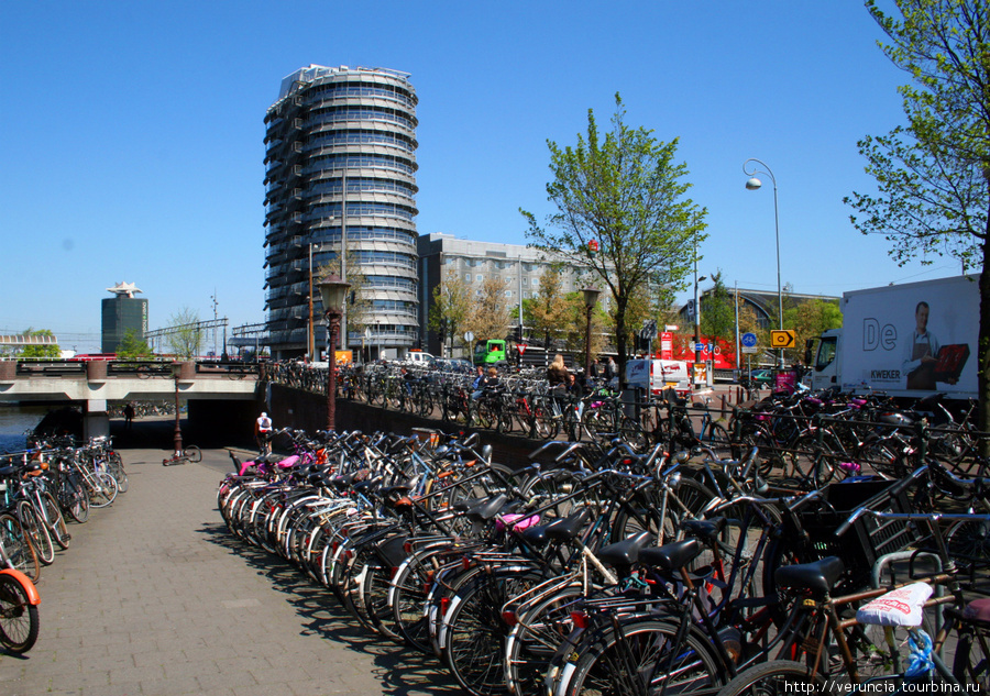 Пандус у центрального вокзала вмещает 7000 велосипедов. Амстердам, Нидерланды