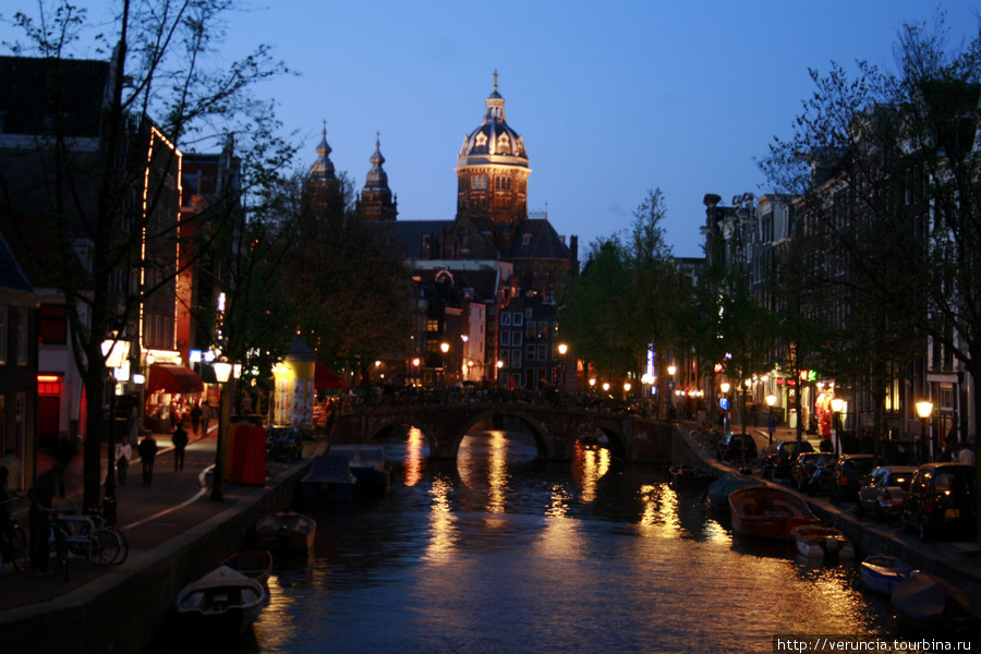 В квартале Красных фонарей находится старейшая церковь Амстердама – Аудекерк. Амстердам, Нидерланды